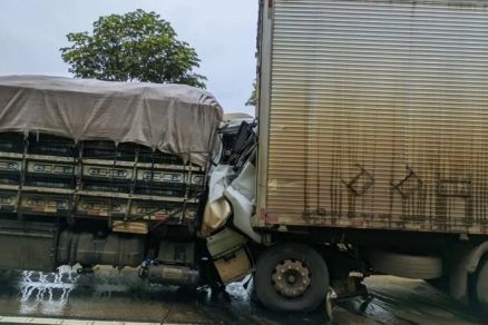 Motorista morre prensado em batida entre caminho e carreta