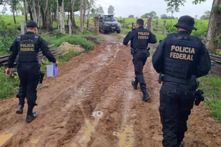 Policiais federais, civis e militares atuam na busca pelos criminosos 
