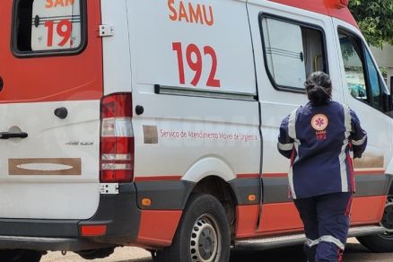 A mulher foi socorrida pelo Samu e hospitalizada no HMC