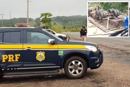 O veculo tombou e ficou de cabea para baixo; carga se espalhou pela pista