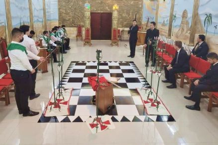 Os jovens da Ordem DeMolay durante reunio em um Captulo