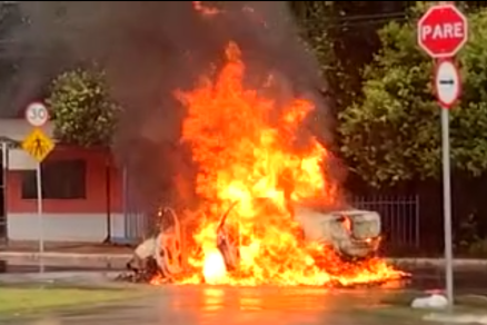 Os bombeiros conseguiram apagar as chamas, mas o carro ficou destrudo 