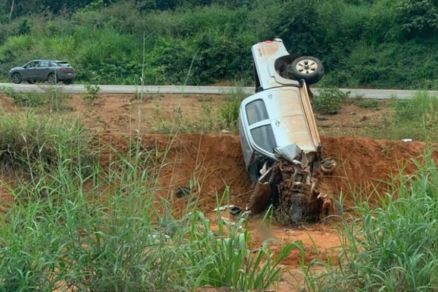 Veculo roubado ficou com a frente completamente destruda aps o acidente 