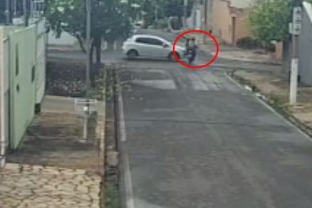 O casal atravessava o cruzamento quando foi atingido pelo veculo