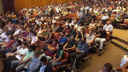 Os 270 alunos do curso programador de sistemas compareceram no Teatro da UFMT para a aula inaugural 