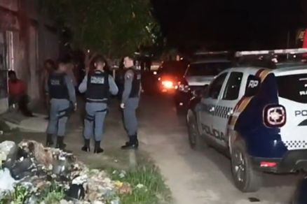 Policiais Militares e bombeiros estiveram no local do crime 