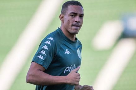 O atacante Jenison em treino pelo Guarani