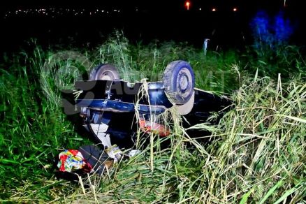 Aps fugir sem prestar socorro, o condutor do Peugeot capotou o carro