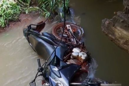 A motocicleta onde as vtimas estavam tambm foi encontrada no crrego