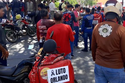 Aps a concentrao na praa, os manifestantes seguiram pela Avenida Miguel Sutil