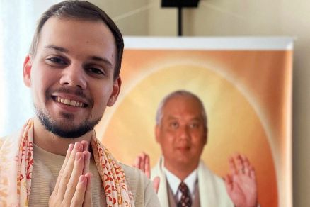 Geovane Tolazzi ao lado de uma foto do mestre Choa Kok Sui, o fundador da cura pr�nica