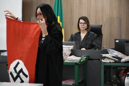 A promotora Lcia Helena Callegari exibe material apreendido na casa de um dos rus; ao fundo, a juza Lourdes Helena Pacheco da Silva