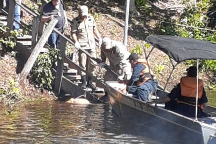 Militares retirando o corpo da v�tima da �gua 