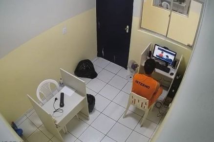 Detento em audincia de custdia virtual