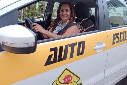 Rita de Cssia na direo do sue Volkswagen Fox adesivado 