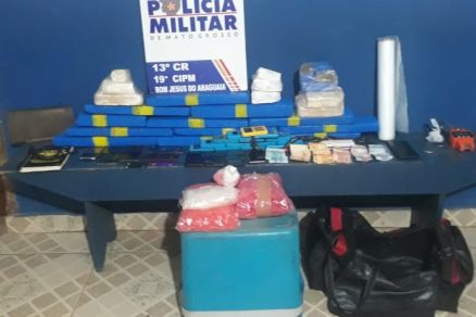 Foram apreendidos 17 tabletes de maconha e pasta base de cocana