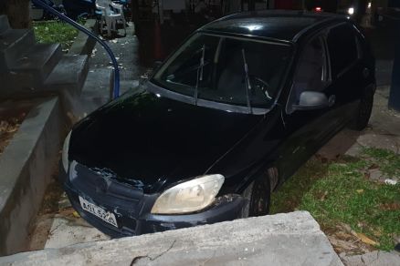 Dupla abandonou veculo e se escondeu na unidade militar