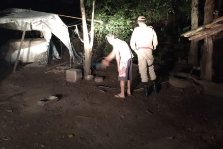 Morador ao lado de militar durante buscas pelo animal 