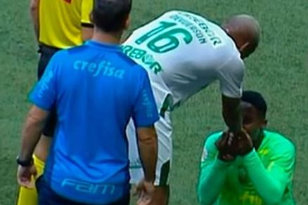 Momento em que Endrick beija a mo de Deyverson