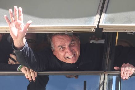 Ex-presidente Jair Bolsonaro (PL) acena a apoiadores em seu retorno ao Brasil