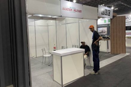 Funcionrios do Riocentro descansam em estande de editora militar russa abandonado na LAAD 