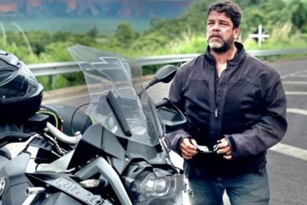 Mardem Moraes, de 51 anos, posando ao lado da sua motocicleta 