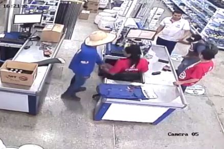 Momento em que criminosos rendem funcionrios 