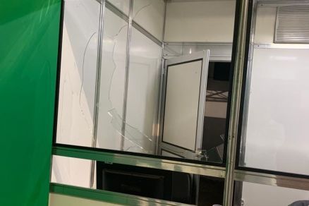 Homem quebrou o vidro do balco de atendimento