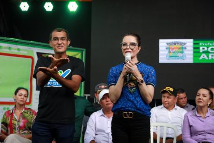 Prefeito de Pontal do Araguaia Adelcino Lopo, primeira-dama de MT Virginia Mendes e primeira-dama de Pontal Adriana Lima