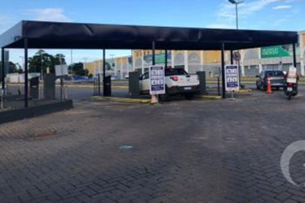 O estacionamento do Shopping Popular (Allan Mesquita/Gazeta Digital)