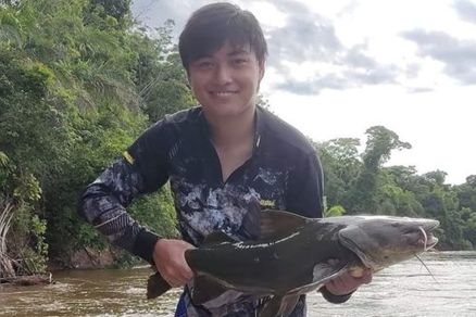 Lucas Tamura durante pescaria com amigos 