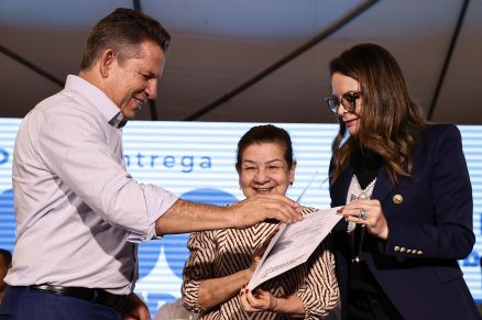 Entrega de ttulo de fundiria para famlias de Cuiab