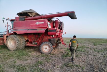 Colheitadeira de soja apreendida em rea embargada em Luciara