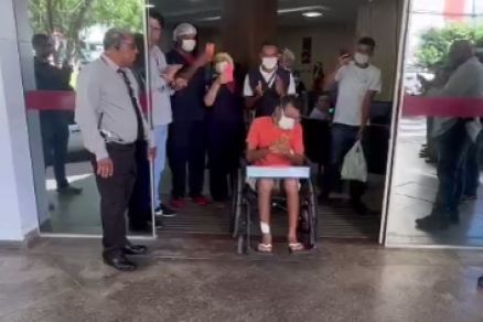 Mrio se emocionou ao ser recebido por colegas e familiares