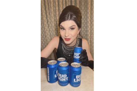  Em vdeo, influenciadora trans Dylan Mulvaney mostra no Instagram as latas de cerveja que recebeu com seu rosto estampado
