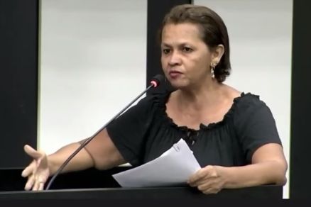 A aposentada Rosria Ferreira durante fala na Cmara de Vereadores