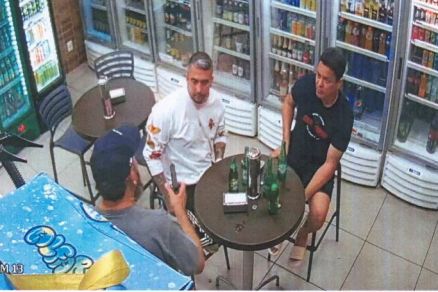 Momento em que Mrio aponta o que parece ser uma arma em direo a Thiago