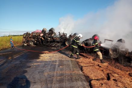 A carreta atrapalhou o tr�fego da MT-130 ao tombar sobre ambas as pistas