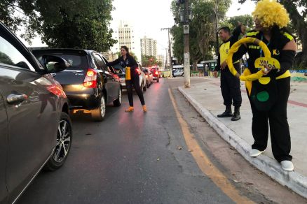 Pit Stop educativo na avenida So Sebastio, em Cuiab