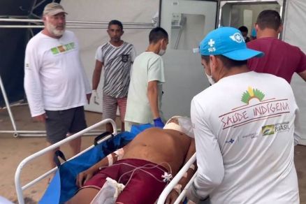  Indgena yanomami  levado por agentes de sade aps ataque a tiros