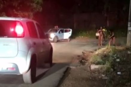 Um dos rapazes chegou a quebrar uma cadeira de plstico durante a briga