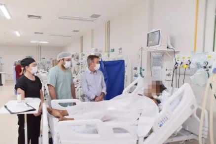 Indgena Yanomami ferido recebe visita do governador de Roraima no hospital