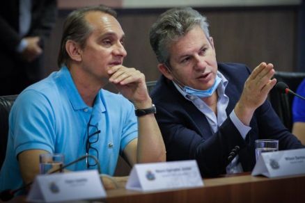 O deputado Wilson Santos ao lado do governador Mauro Mendes: tema polmico