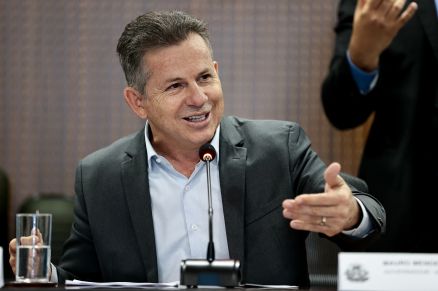 O governador Mauro Mendes, que assinou ordem de servios de obras na BR-163