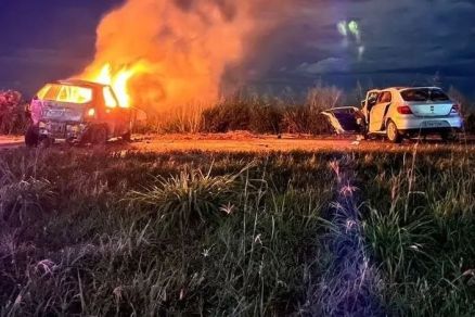 Veculo pegou fogo aps coliso e carbonizou os passageiros