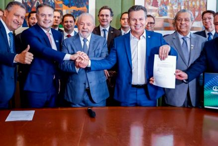O presidente Lula e o governador Mauro Mendes durante assinatura de ato: 