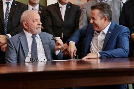 O presidente Lula e o governador Mauro Mendes: assinatura de transferncia de concesso