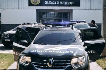 Viatura da Polcia Civil em frente a Delegacia de Estelionato