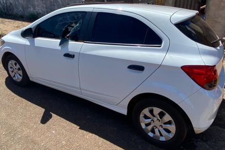 Janela de carro precisou ser quebrada para que os policiais conseguissem retirar a crian�a 