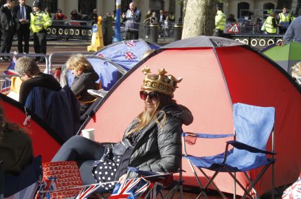 Pessoas acampam no centro de Londres para acompanhar a coroao do Rei Charles 3, que ser realizada neste sbado